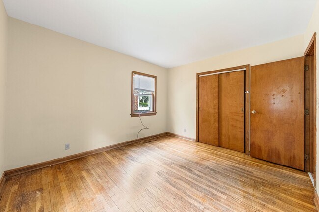 Building Photo - 3-Bedroom Cape Near Summit Lake ~ Oversize...