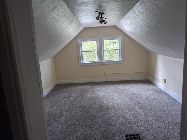 Bedroom 3 - 1265 W Clifton Blvd