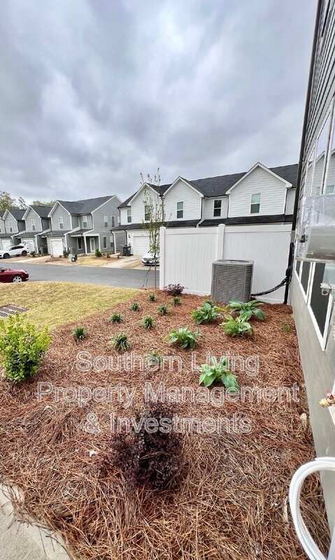 Building Photo - 13108 Rover St