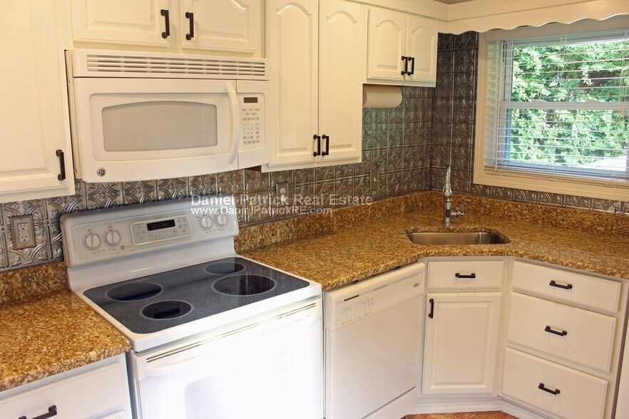 Building Photo - 120 Blithewood Ave