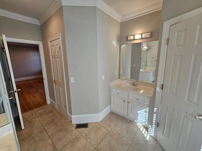 Building Photo - 19 Wildeoak Ct