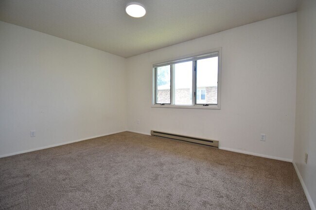 Building Photo - Top floor apartment! Close to MSU and downtown!