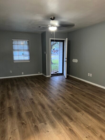 Livingroom - 101 N Orange St