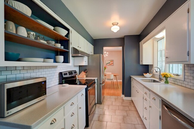 Building Photo - Charming West Side Single Family Home with Mid Century Modern feel