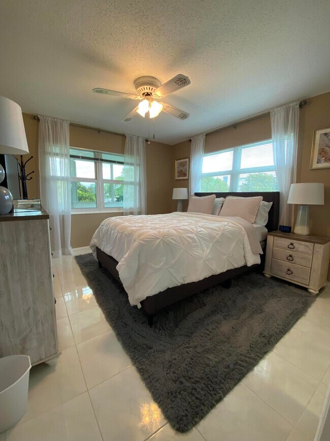 Building Photo - 72 Newport D