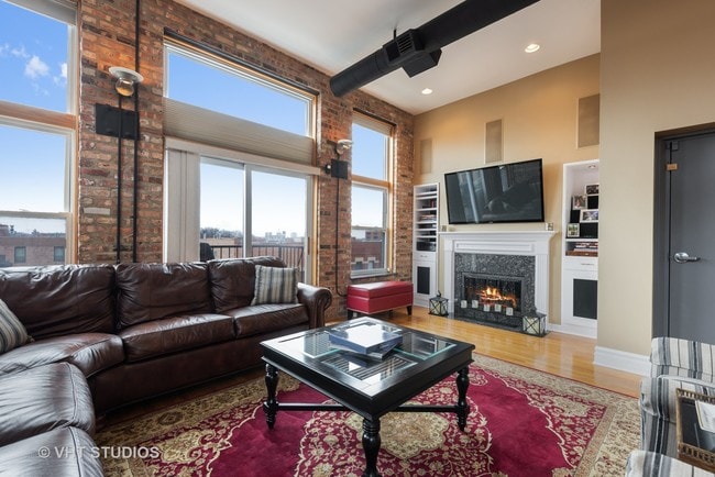 Building Photo - 1452 W Fullerton Ave