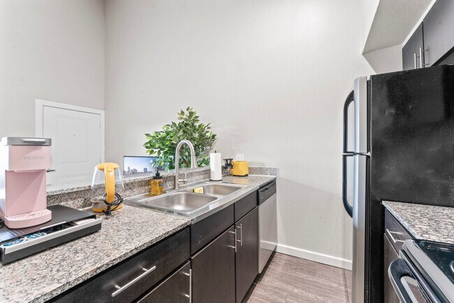 Building Photo - 2101 Elmont Dr