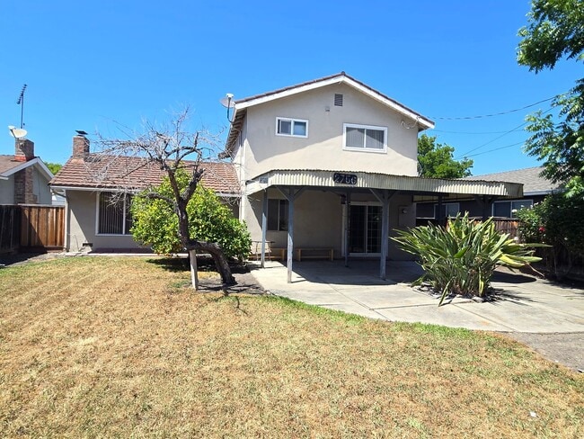 Building Photo - Spacious Split Level Home, Wood Floors, Fr...