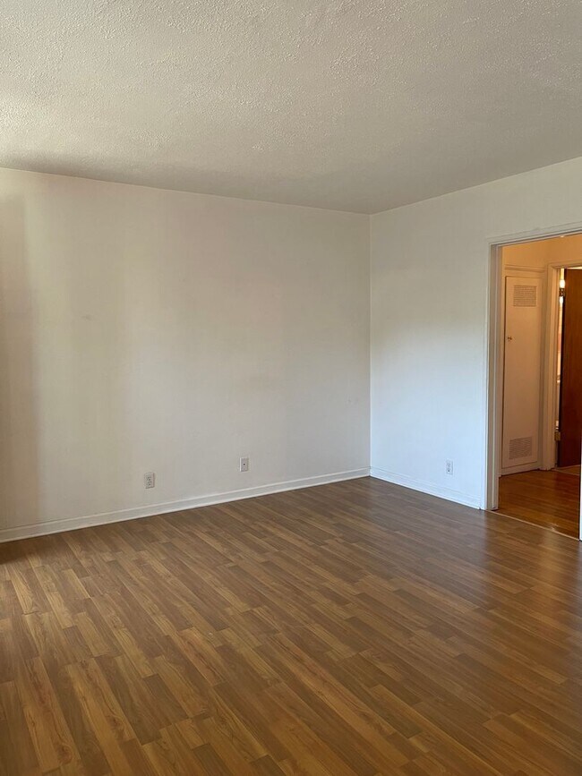 Building Photo - Large 1 Bedroom 1 Bath in Los Feliz!