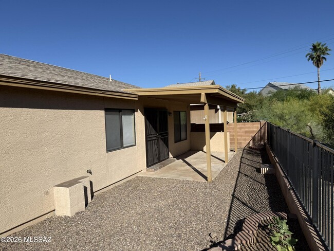 Building Photo - 3002 W Country Ranch Dr