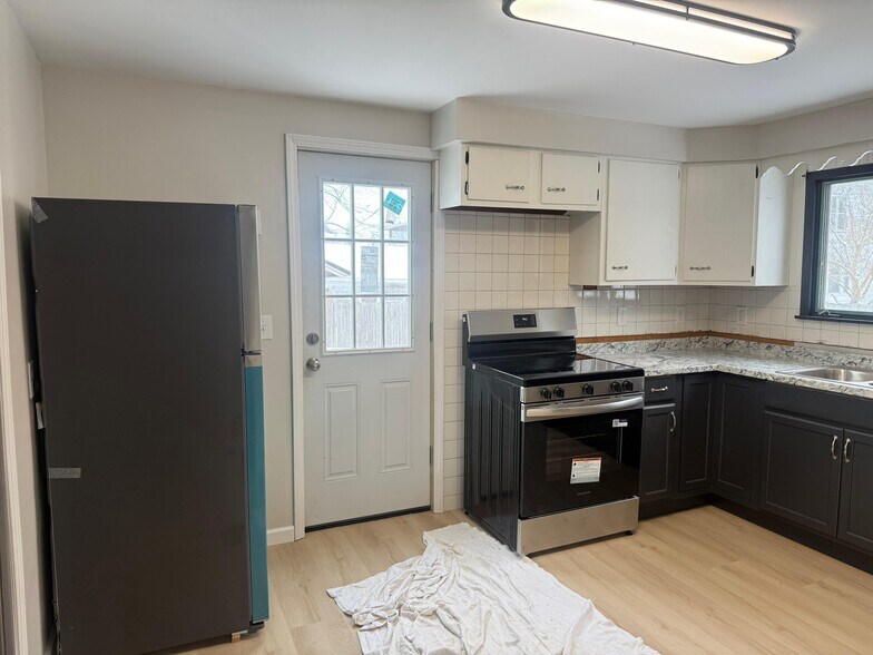 Building Photo - 909 West Ave