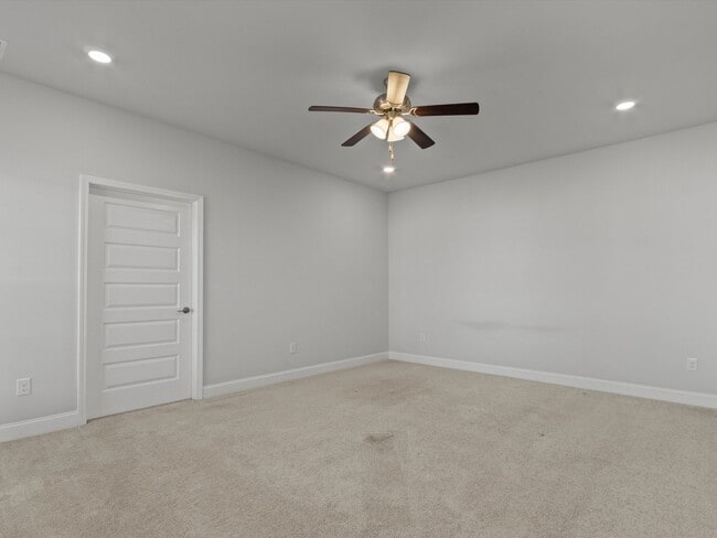 Building Photo - Like-new, modern end-unit townhome located in the desirable Clift’s Farm community in Madison