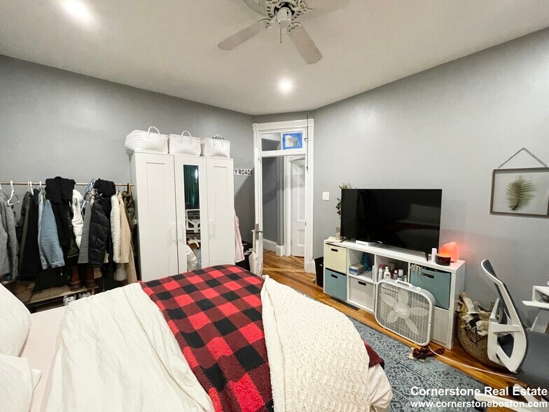 Building Photo - 18 Sunset St