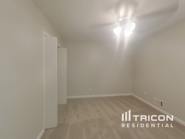 Building Photo - 1025 Brenton Dr NW
