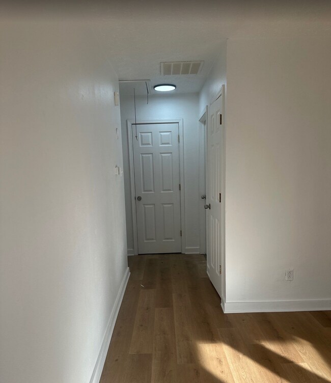 Building Photo - 637 Cosler Dr