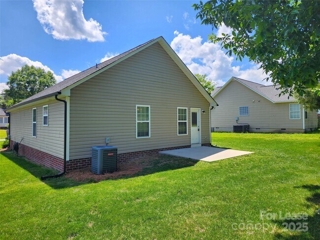 Building Photo - 1556 Kingston Dr