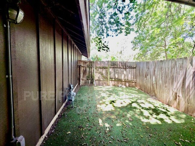 Building Photo - 3000 Lakeside Dr