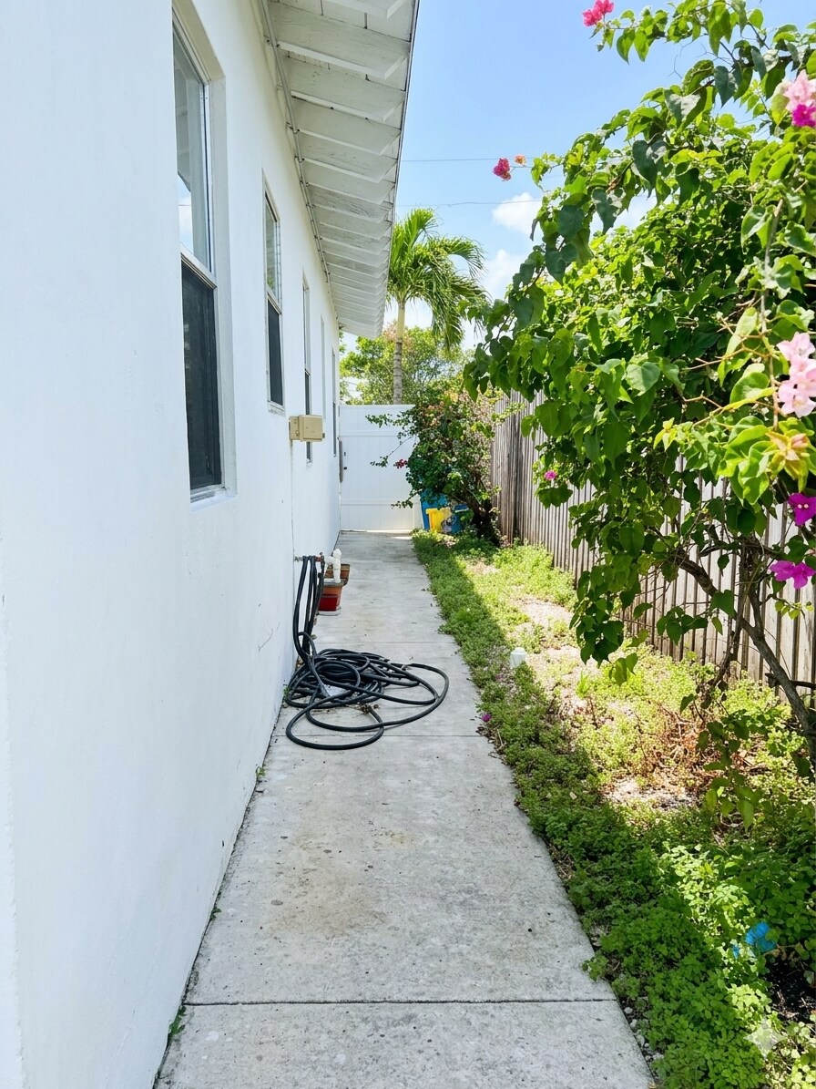 Building Photo - 519 NW 10th Ave