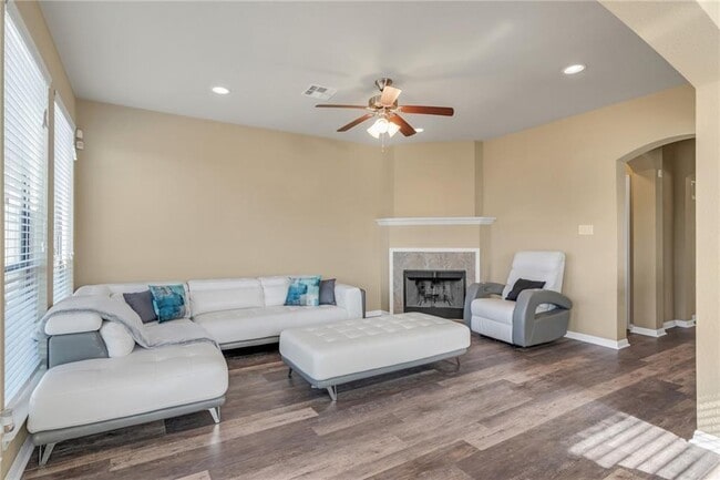 Building Photo - 3418 Castleton Dr