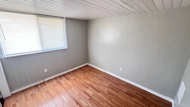 Building Photo - Lovely 2 Bedroom, 1 Bathroom Home in the G...