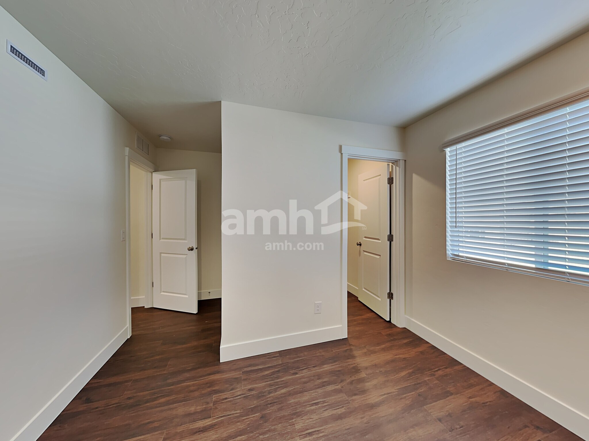 Building Photo - 1334 N Barkvine Ave