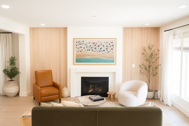 Building Photo - Newly Professionally Designed Home Westsid...