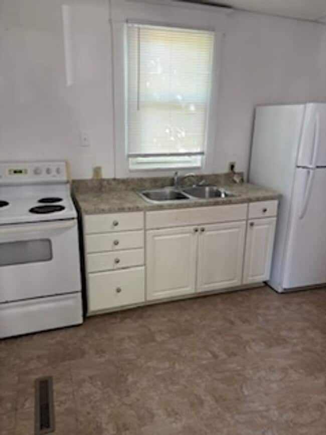 Primary Photo - 211 Clay St