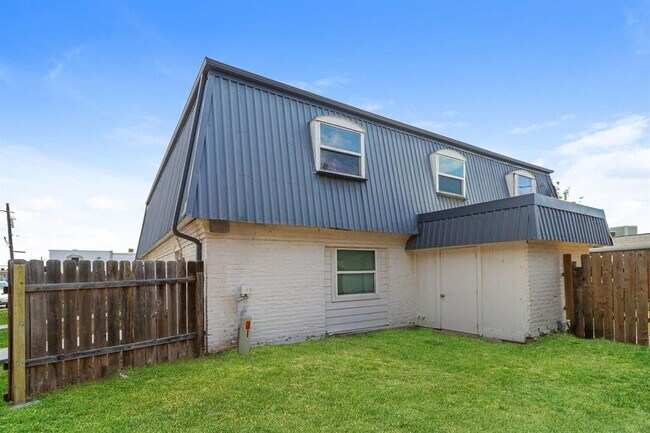 Building Photo - 7202 Twin Crest Dr