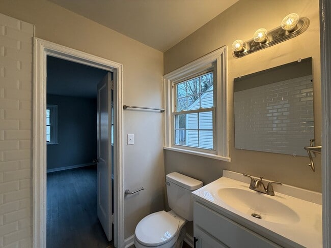 Building Photo - Charming 2 bedroom 1 bath cottage