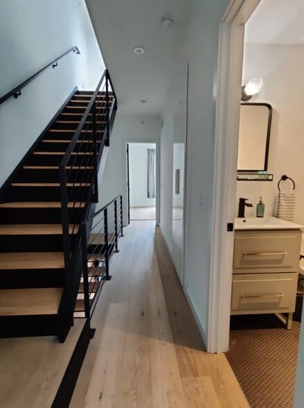 Building Photo - 1417 N Hope St