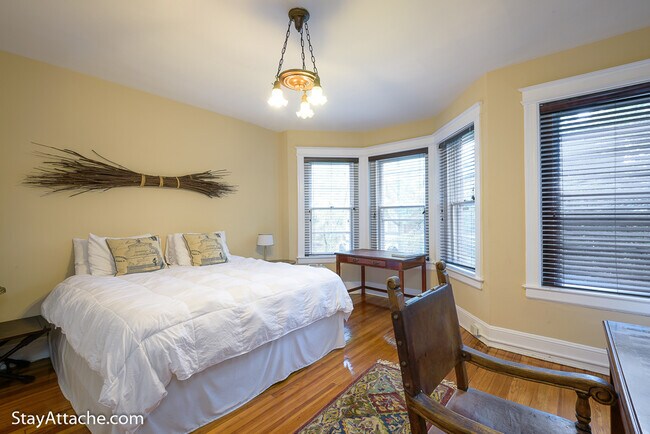 Building Photo - 1737 Swann