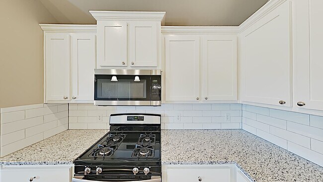 Building Photo - Spacious 4 Bedroom 2 Bath Home in Deer Cre...