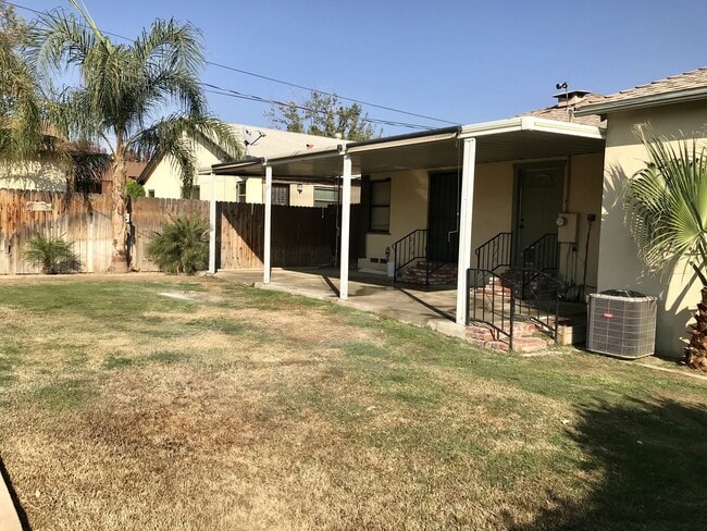 Building Photo - Adorable House in North Bakersfield!