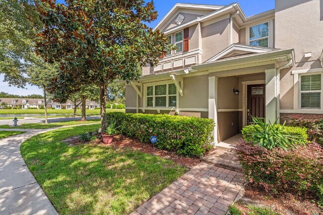 Building Photo - Spacious 3-Bed, 2.5 Bath End Unit Townhome in Windermere with 2 Car Garage!