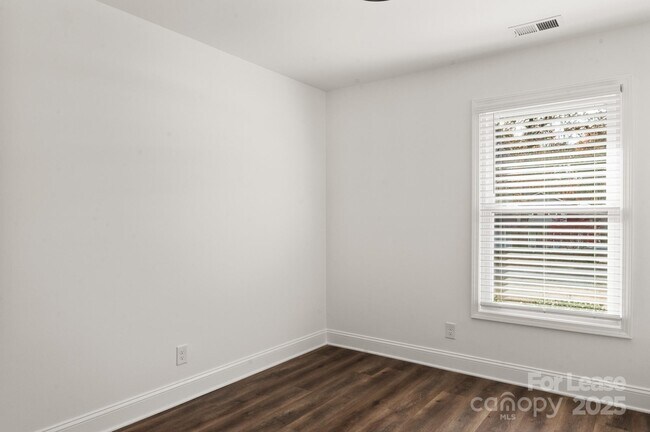 Building Photo - 815 Sharon Dr