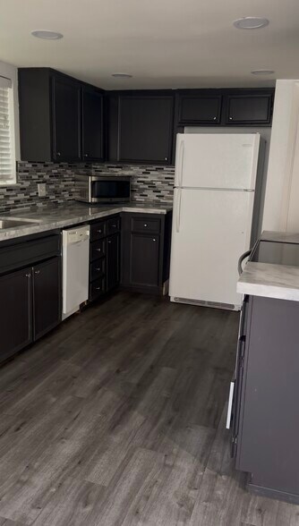 Building Photo - 3701 Colonial Dr