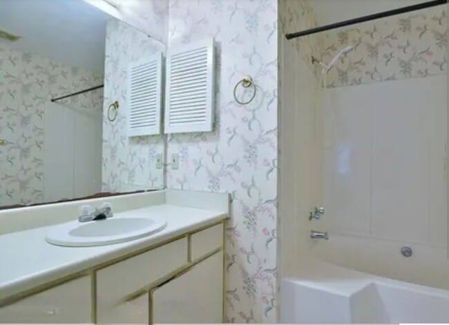 Building Photo - 3 Bedroom 2 Bath- back yard covered patio