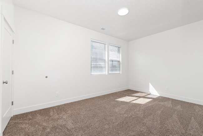 Building Photo - "Discover Comfort & Style: Spacious 3-Bed,...