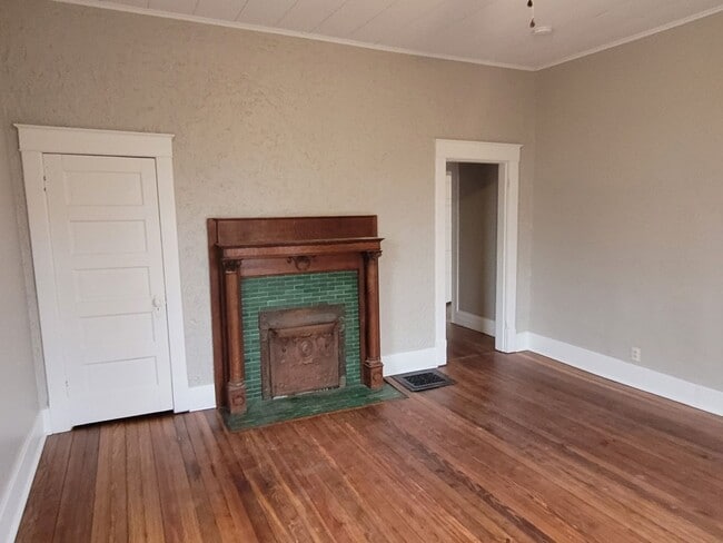 Building Photo - Charming 2 Bedroom House Downtown on Private Street in the District