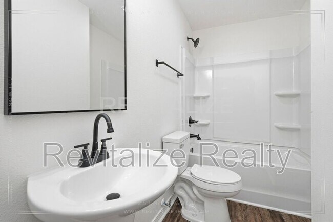Building Photo - 377 Tuttle Ave