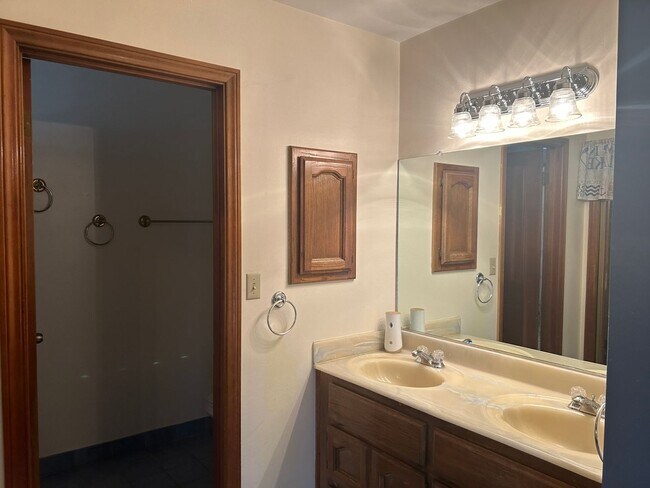 Building Photo - Horse Property in Golden Hills