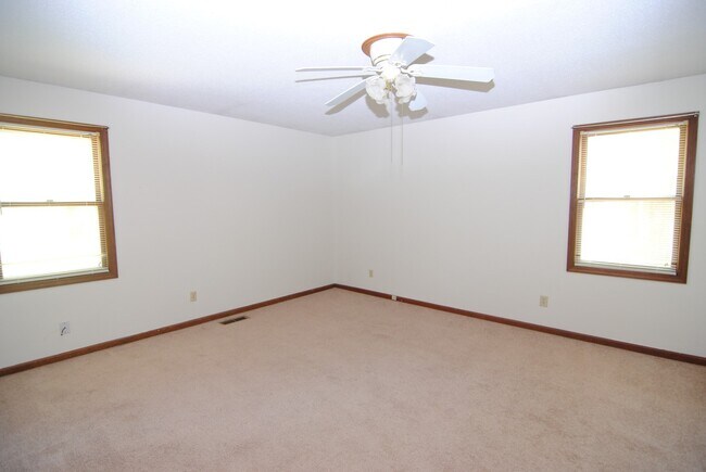 Building Photo - Spacious Rental in Sherwood