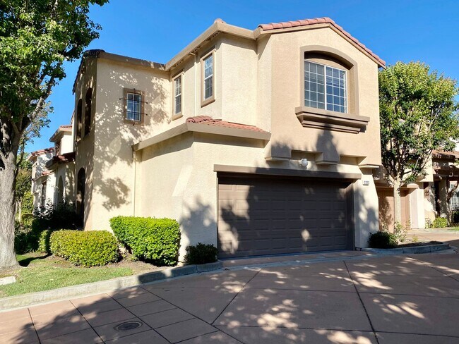 Building Photo - Fresh Interior Paint, Carpeting - Dogs und...