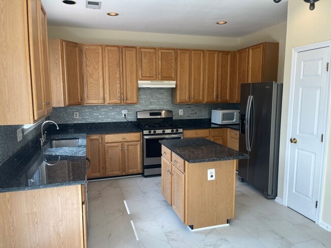 Building Photo - End Unit Townhouse In Centreville