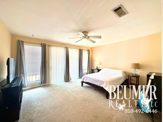 Building Photo - Townhome in SE Pensacola Scenic Hwy locate...