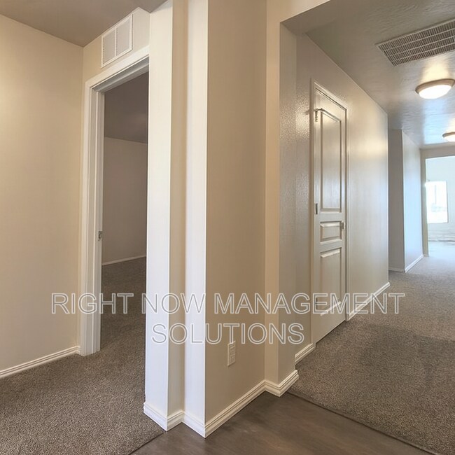 Building Photo - 25 S Shumway Ave