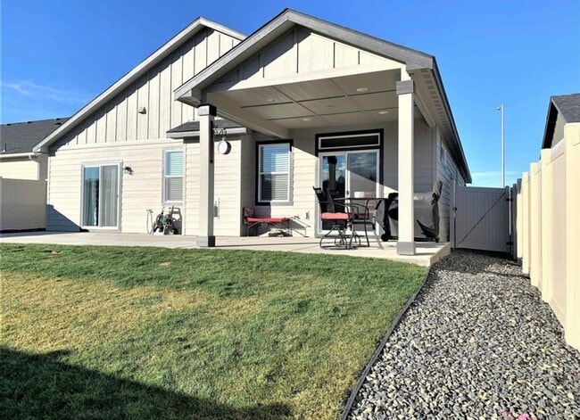 Building Photo - Newer Home in Kennewick, Great Location! Pets welcome!