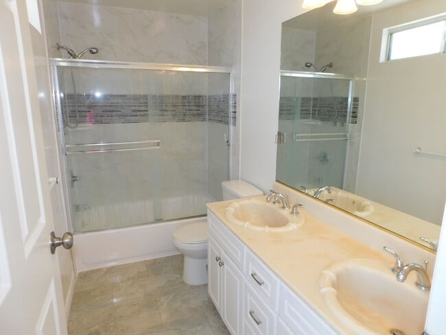 Building Photo - Spacious 4 bedroom 2.5 bath two soty house...