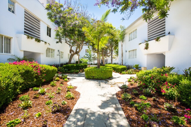 Building Photo - 140 San Vicente Blvd