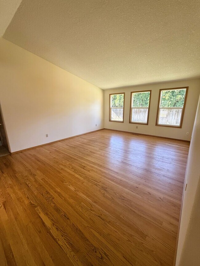 Building Photo - Updated 3B/2Ba Ranch in Five Corners!